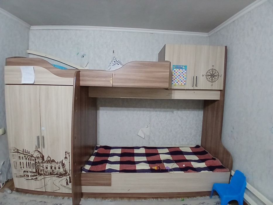 Детский кроват и шкаф