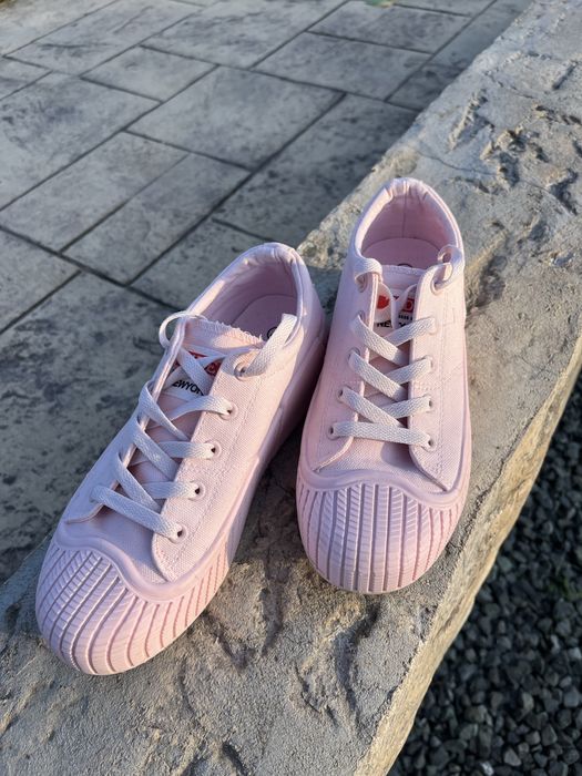 Розови обувки