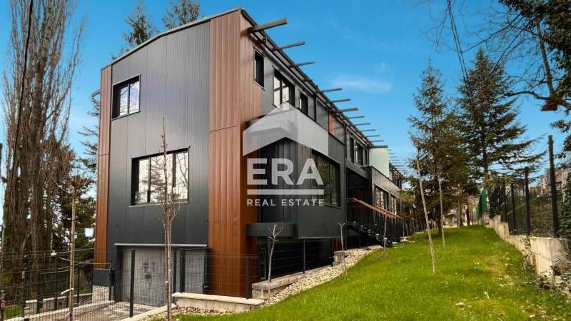 Редова къща с двор и двоен гараж в подножието на планина Витоша