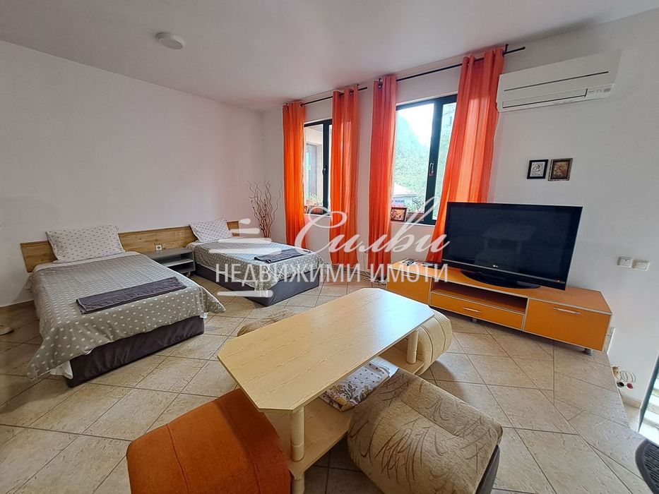 Самостоятелна ДВУЕТАЖНА ТУХЛЕНА къща - кв.Център