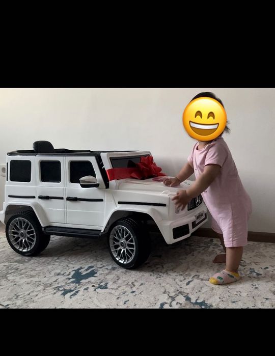 Игрушечная машина белая