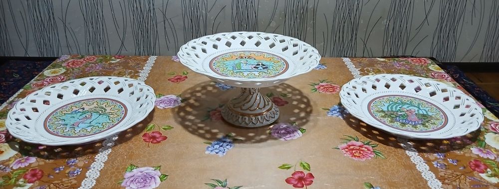 Набор вазы и тарелок с минатюрными картинками