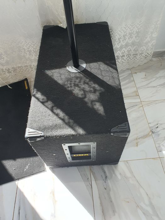 Vând sau schimb incinta de bass pe 15 ca noua
