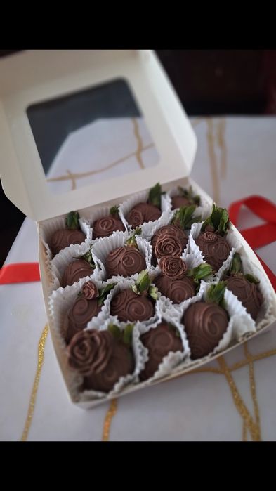 Клубника банан финики в шоколаде