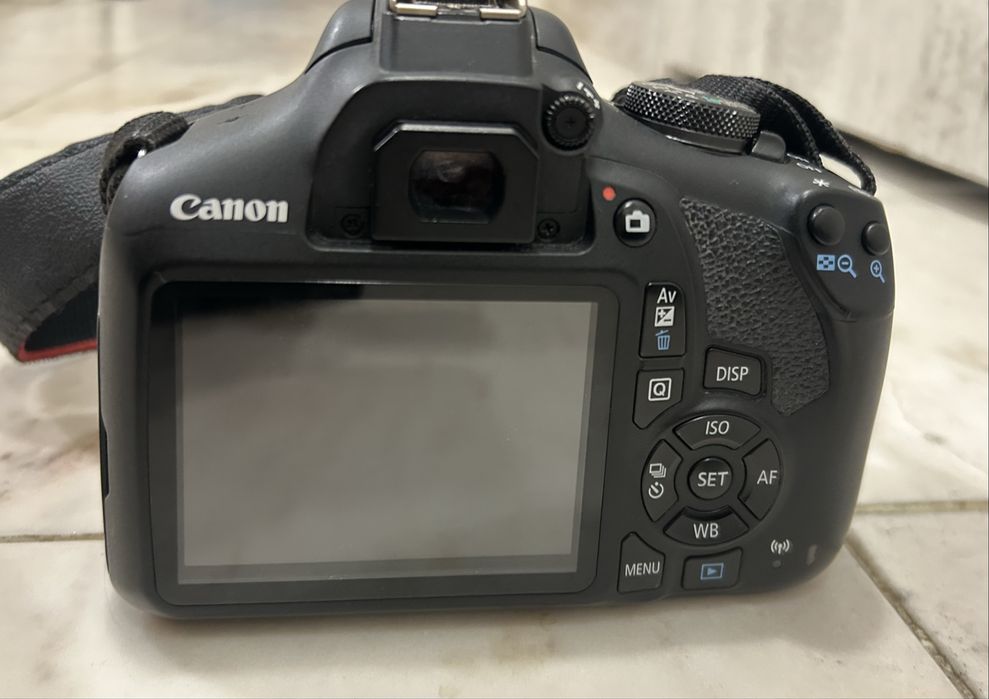 Canon 2000D + батерии и зарядно