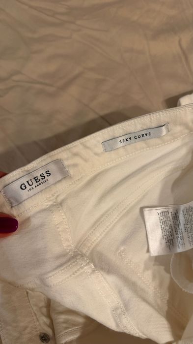 Бели дънки с бродерия Guess