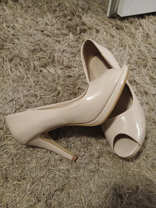 Pantofi cu toc crem
