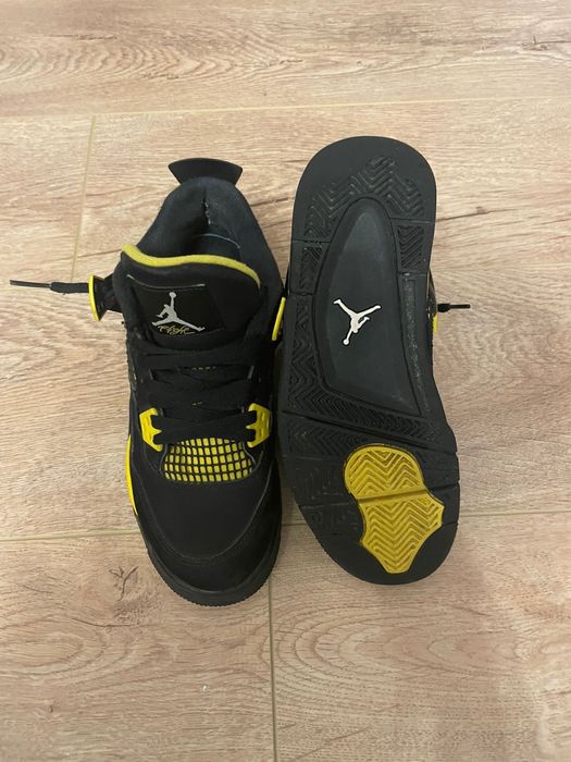 Vand ghete Air Jordan Retro 4 Thunder Black Yellow