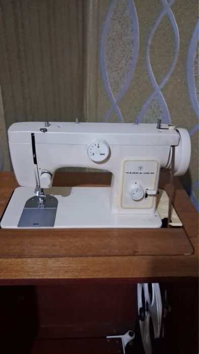 Продаётся швейная машинка с тумбой