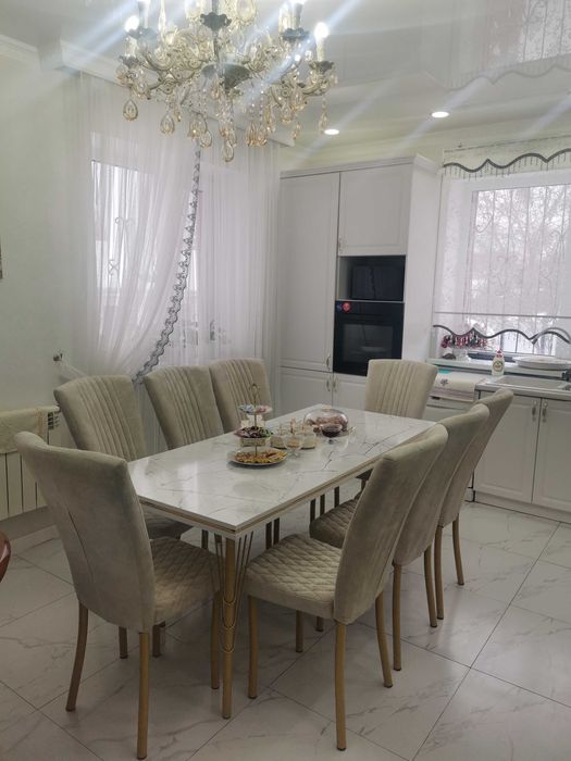 Продам стол на кухню и восемь стульев.