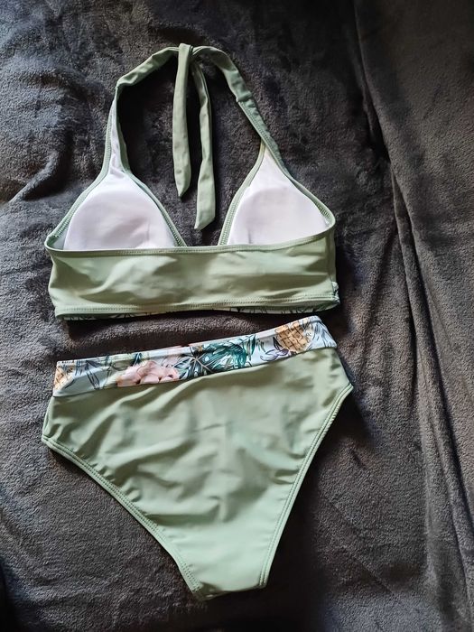 Vand set costum baie din 3 piese, model deosebit, masura S, nou