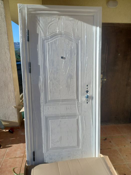 Външни метални врати и вътрешни интериорни налични