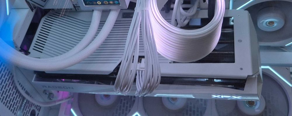 Placă video Rx 9070 xt alba XFX