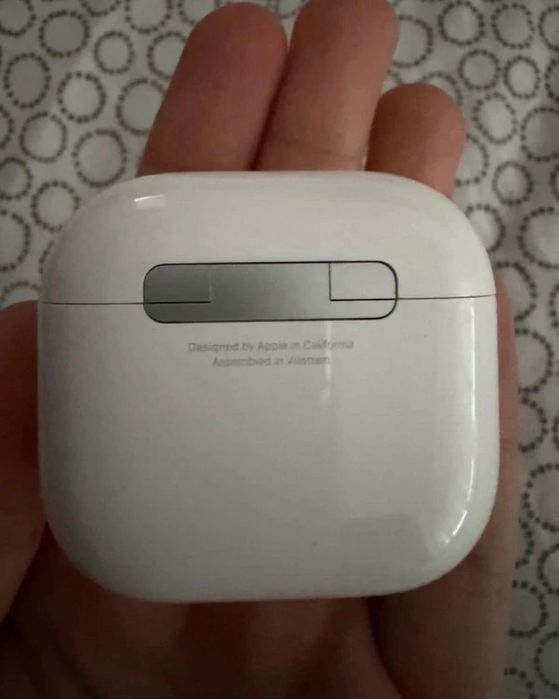 AirPods 4 cu anulare activă a zgomotului și caseta cu încărcare USB C și wireless