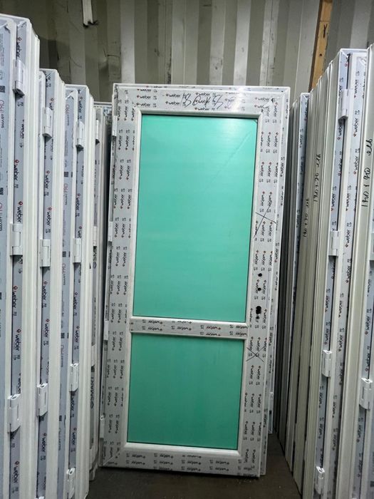 Пластиковая дверь