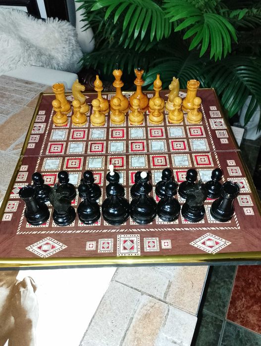 Шах-табла48/48 с дървени фигури от орех и габър,количка ферари