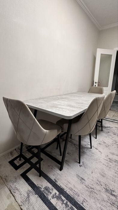 Продам кухонный стол со стульями