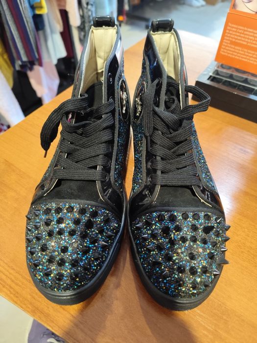 ChristianCristian Louboutin с черни блестящи детайли.