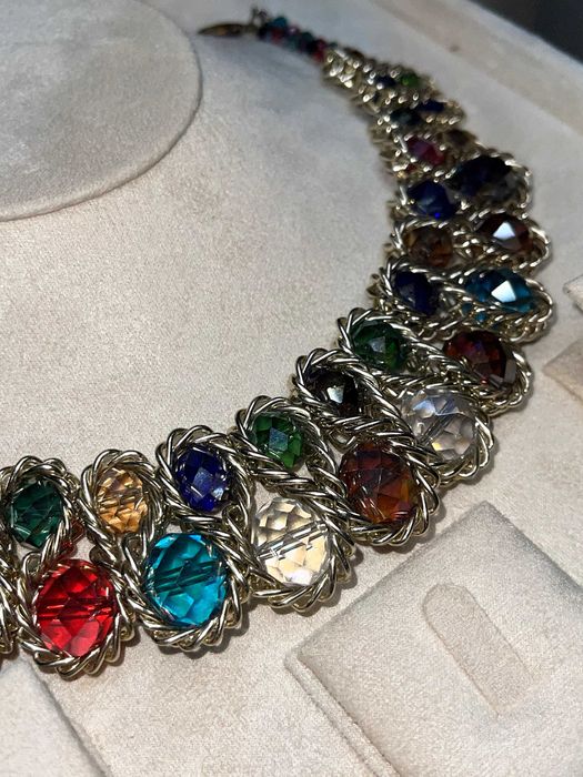 масивно колие шарено с камъни зелено червено гердан елегантно помпозно