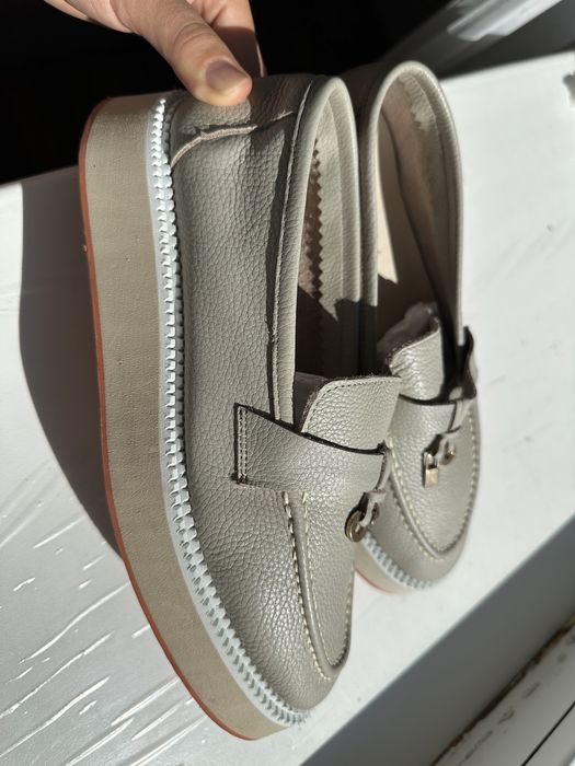 Продам лоферы серые