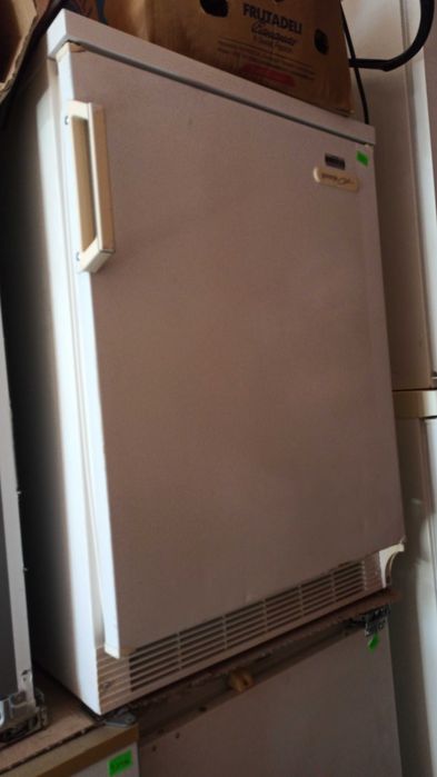 Хладилници под барови