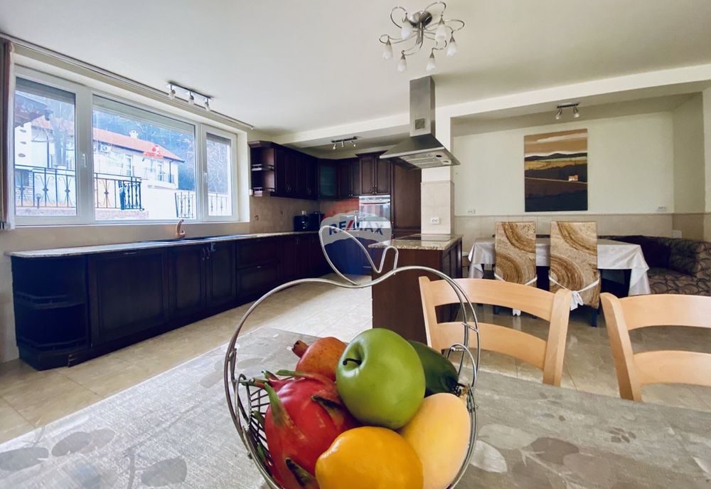 Къща с пет спални, камина, басейн и гараж за продажба, град Балчик, Я