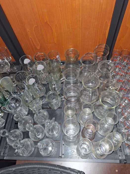 200 чащи за бира, уиски, вода, кани за вино и вода