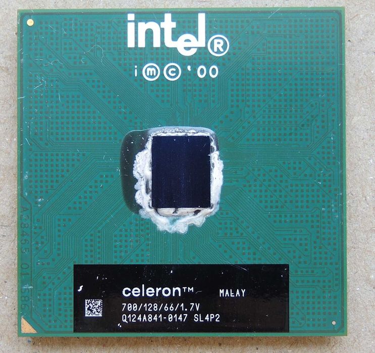 Intel Celeron Coppermine 700/128/66/1.7V SL4P2 Socket 370 Testat