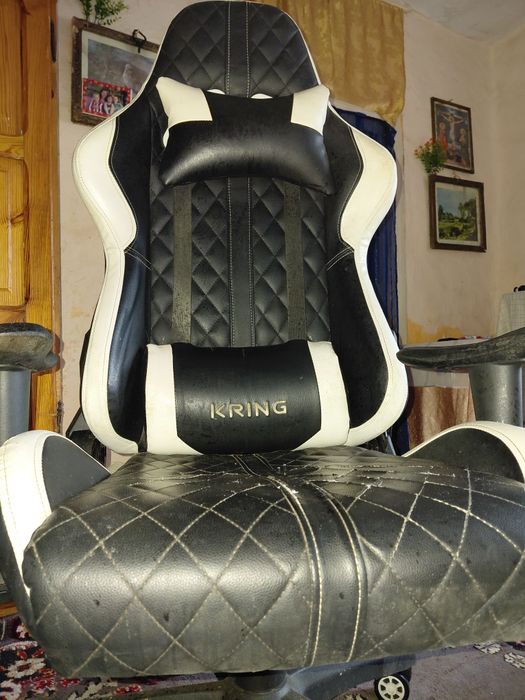 Scaun de gaming Kring – Ergonomic, design alb-negru, perne pentru cap și lombar incluse