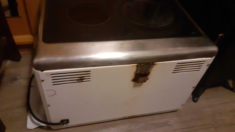 Продавам малка печка с фурна и  керамични котлони