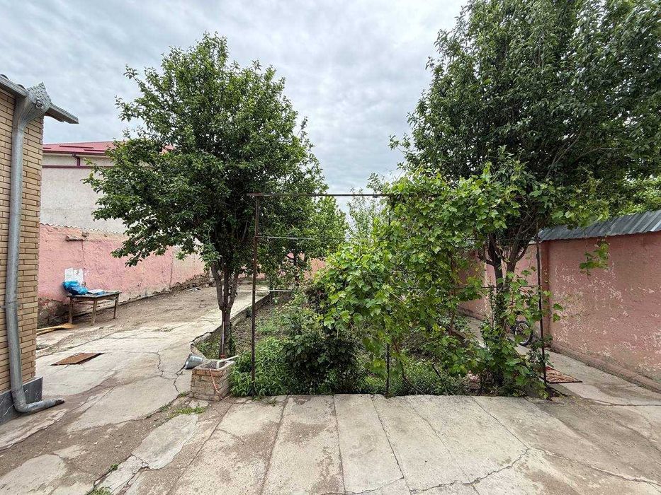 Tayyor 5.5 sotiqli hovli sotiladi.