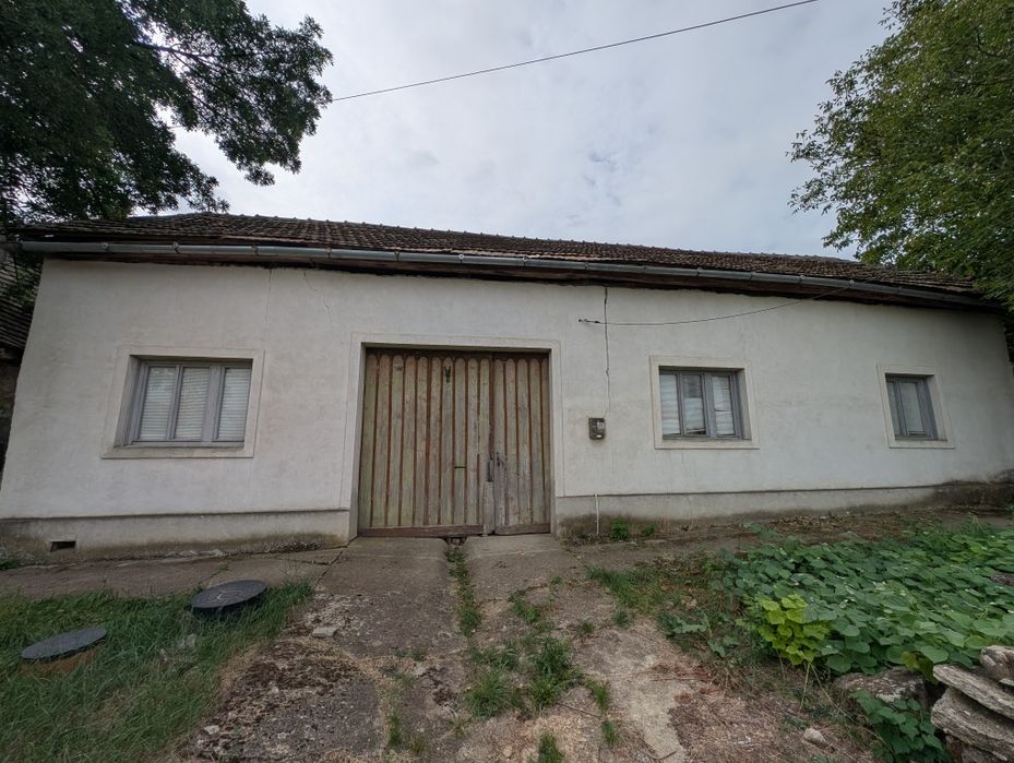 Vând casă + grădină la strada principala