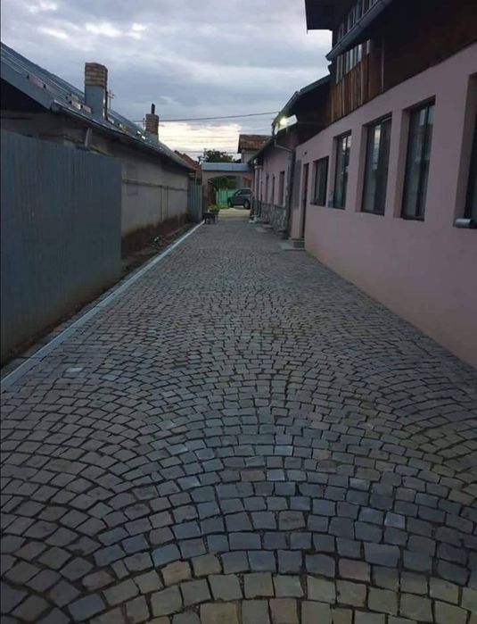 Vând și montez piatră cubică Andezit