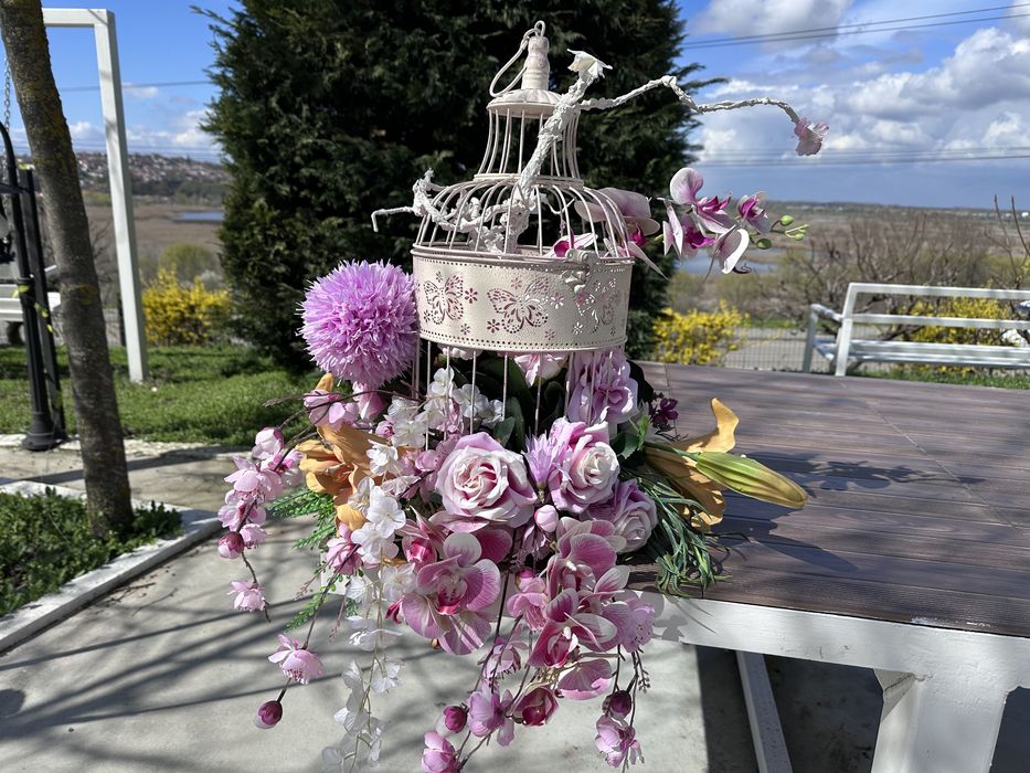 Vând aranjamente florale artificiale tip colivie, ideale pentru nunți, evenimente sau decor locații.