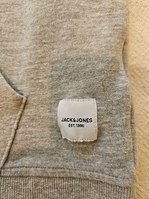 Продава се мъжки суичърт "JACK&JONES" в отлично състояние