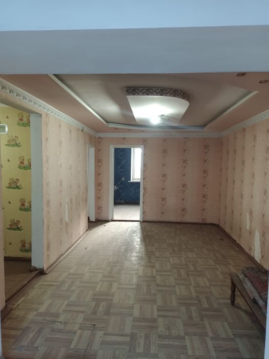 Уй сотилади 3 хонали гиштлик 1 этаж офис.магазин килса бу́лади