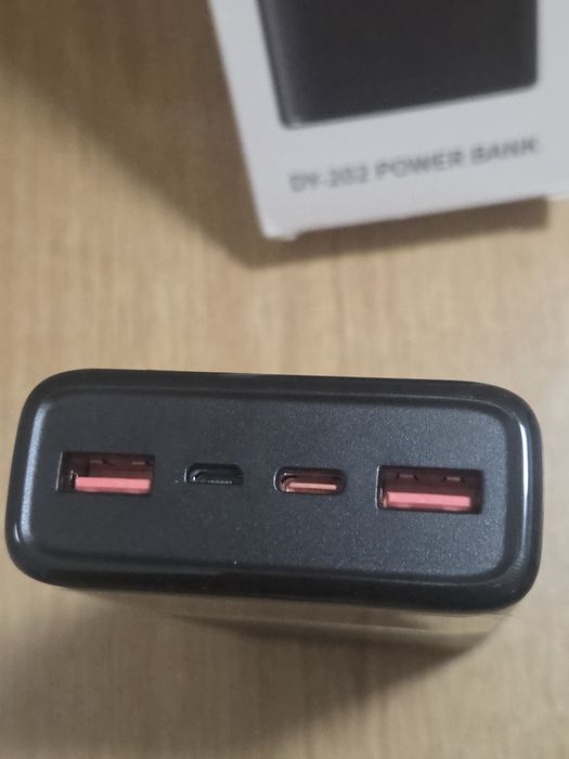 Чисто нова външна батерия (power bank) Coucur DY-202, 20 000 mAh.която се предлага в комплект с кутия и кабел
