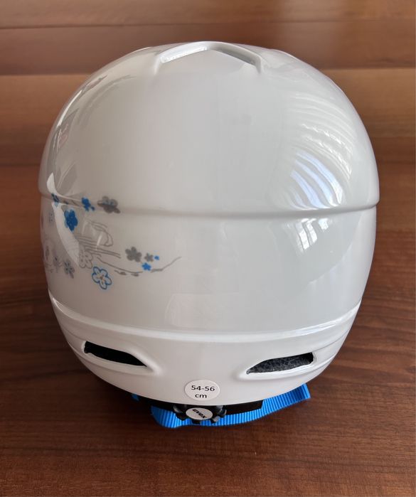 Ски, обувки, каска с визьор и щеки