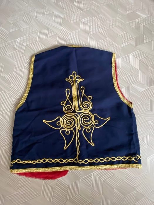 Красив елек с гайтани в златно