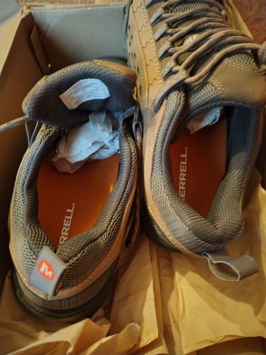 Vând ghete Merrell Noi marimea 42. Se potrivesc pt cine poarta 41.