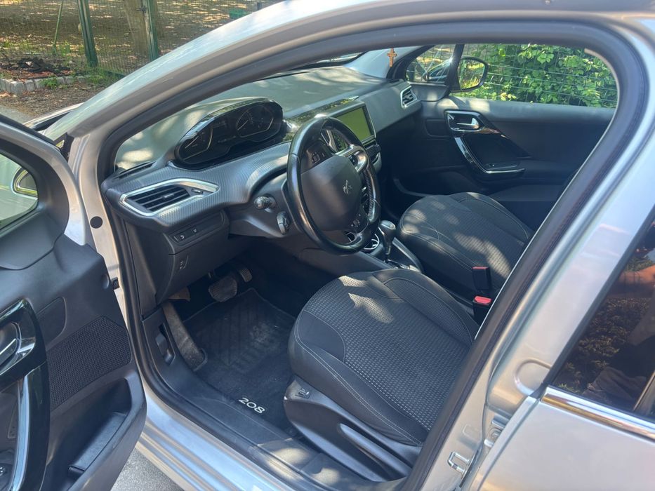 Peugeot 208 Сив металик 61200 км.