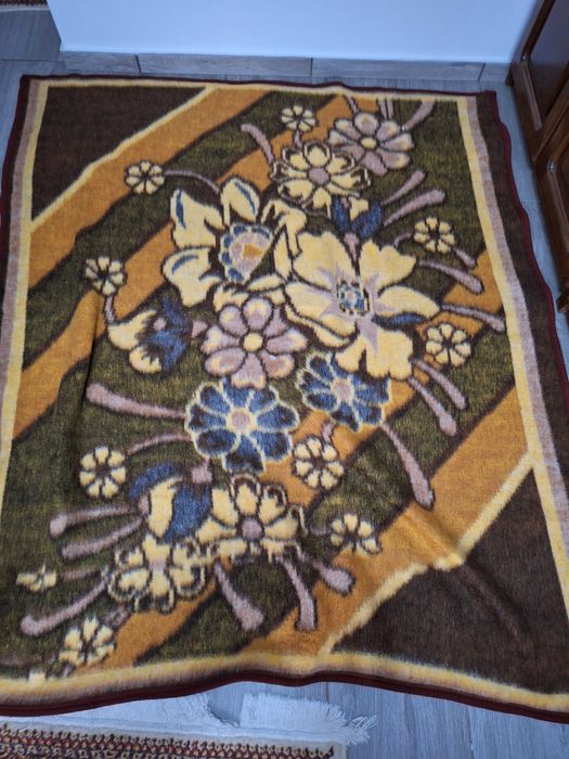 Pătură cu un model floral maro, fabricata in Turcia