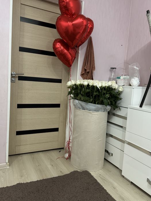 Белые розы в гигант коробке