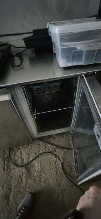 Хладилна маса с чекмеджета