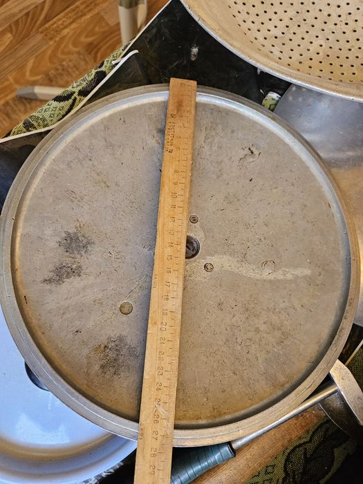 Дуршлаг и чугунная крышка