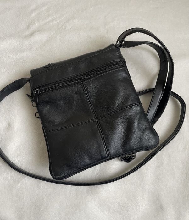 Страхотна кожена дамска чантичка с дълга дръжка!