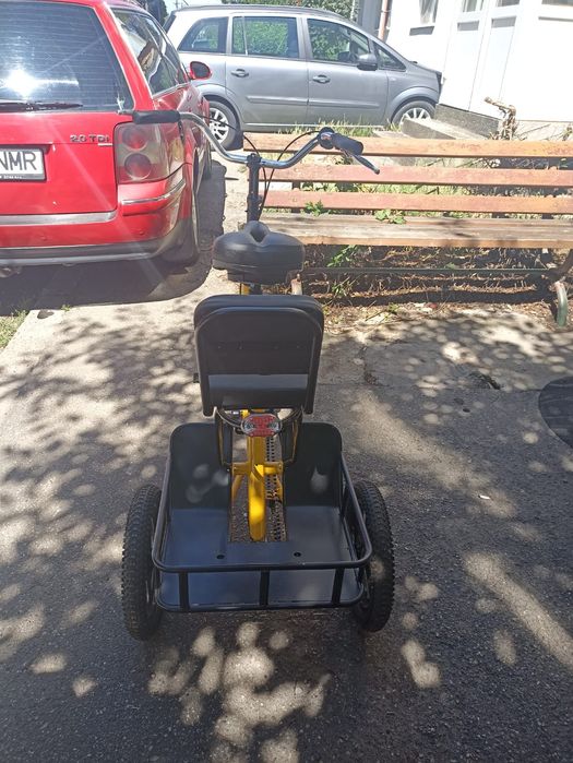 Vând tricicleta cu 3 roti