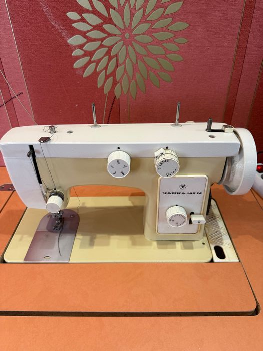 Швейная машинка с тумбой