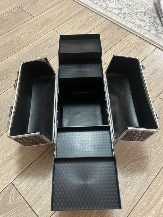 Продается Бьюти кейс для косметики Мери Кей