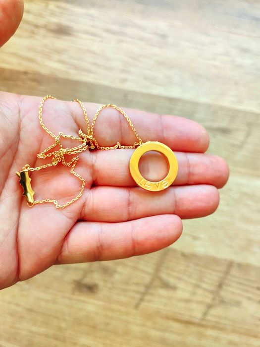 Колие Cartier Love с циркониеви камъни, висулката е с надпис